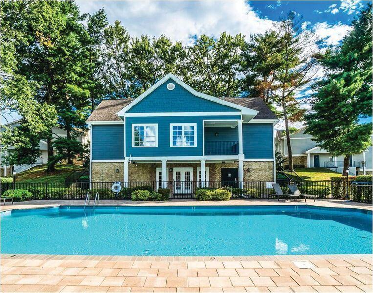 865 Bellevue Apartments - Photo 3 of 37