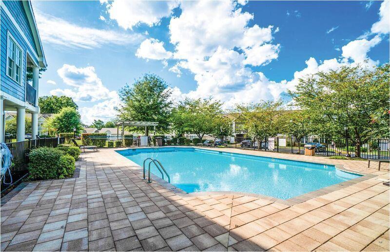 865 Bellevue Apartments - Photo 5 of 37