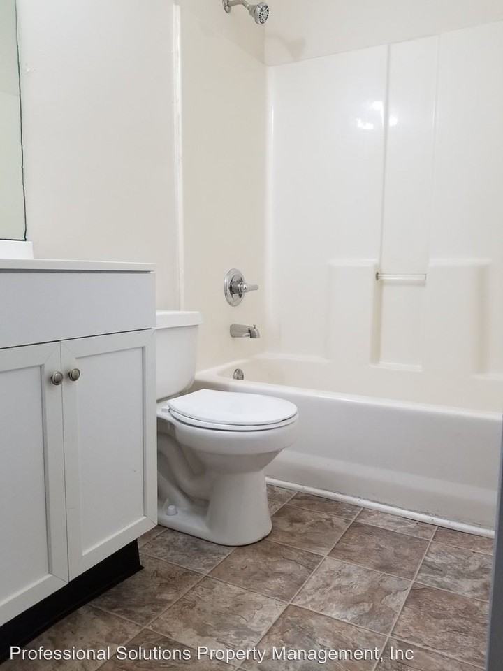 313/315 Clearwater Way - Photo 2 of 9