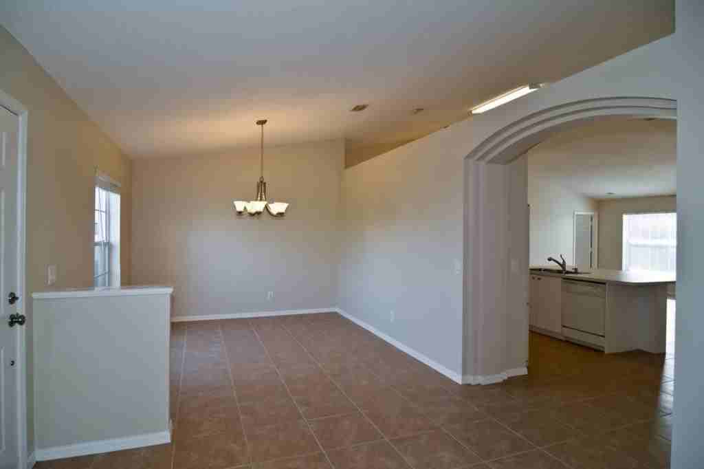 702 SW McCracken Ave - Photo 2 of 12