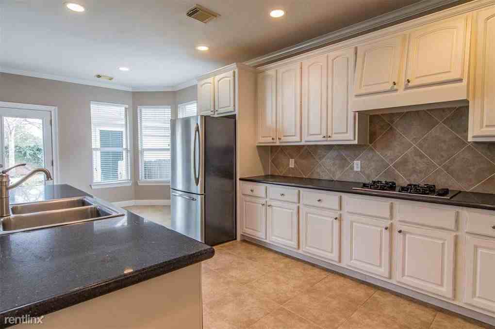 2102 Upland Park Dr - Photo 3 of 10