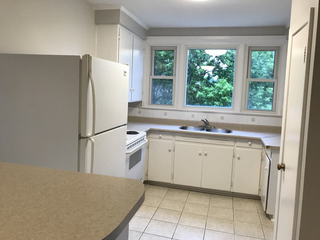 1094 ATHLONE STREET #6 - Photo 5 of 8