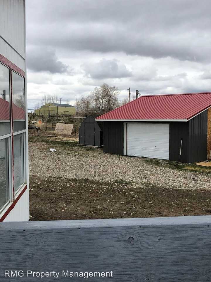 1754 Sunset Ln - Photo 3 of 15