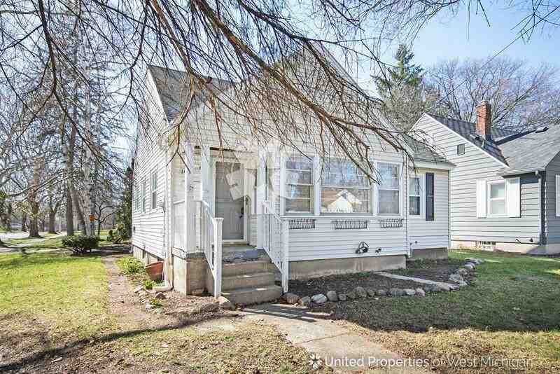 1657 Chamberlain Ave SE - Photo 2 of 22