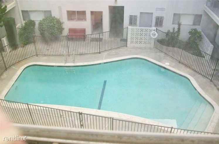 13820 Victory Blvd - Photo 3 of 10