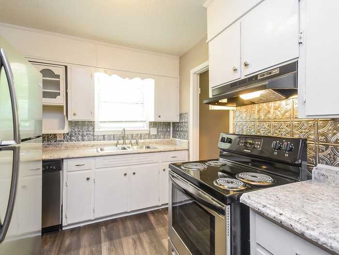 2221 Lisa Ann Dr - Photo 3 of 8