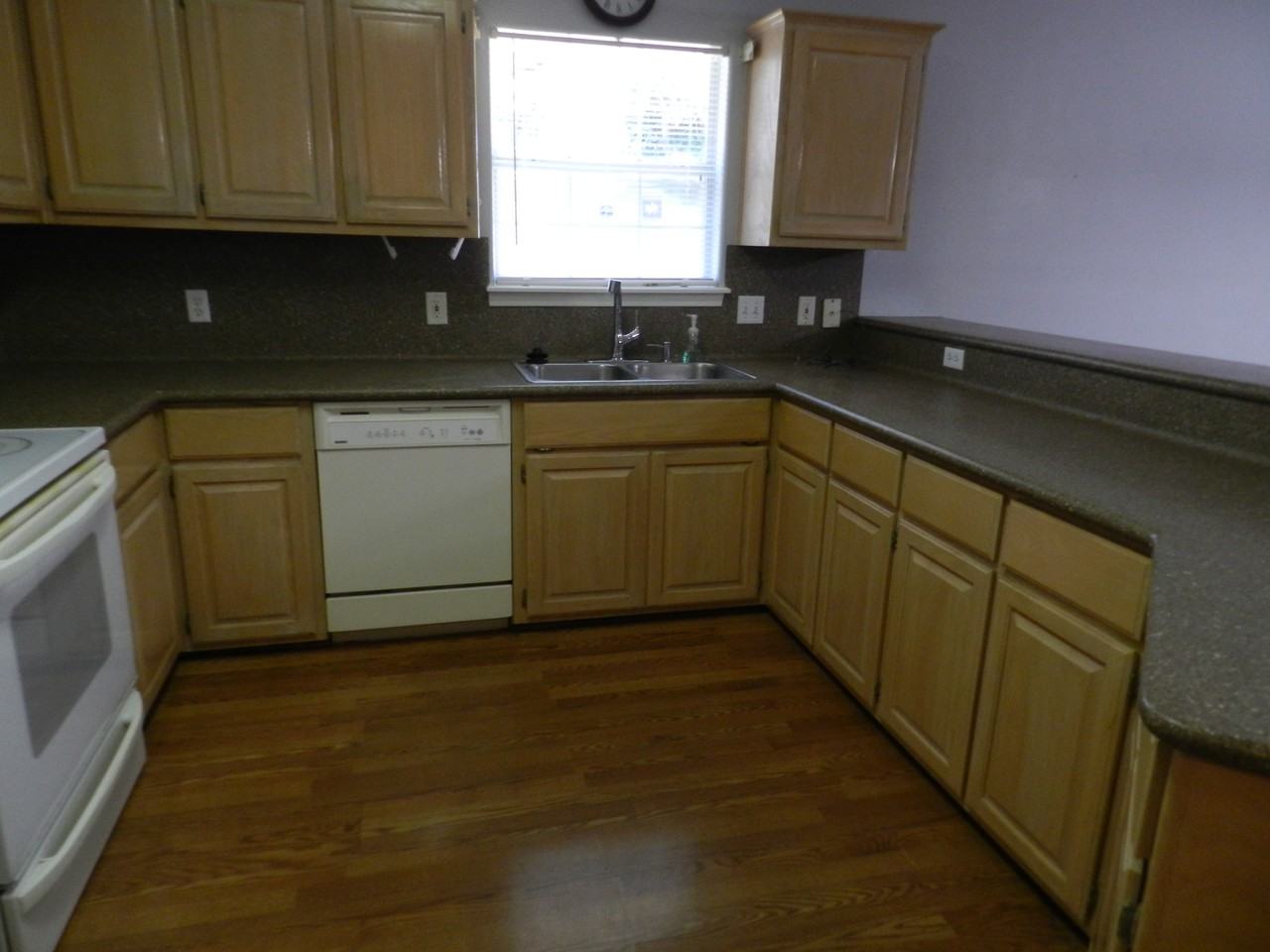 2075 La Quinta Dr - Photo 3 of 9