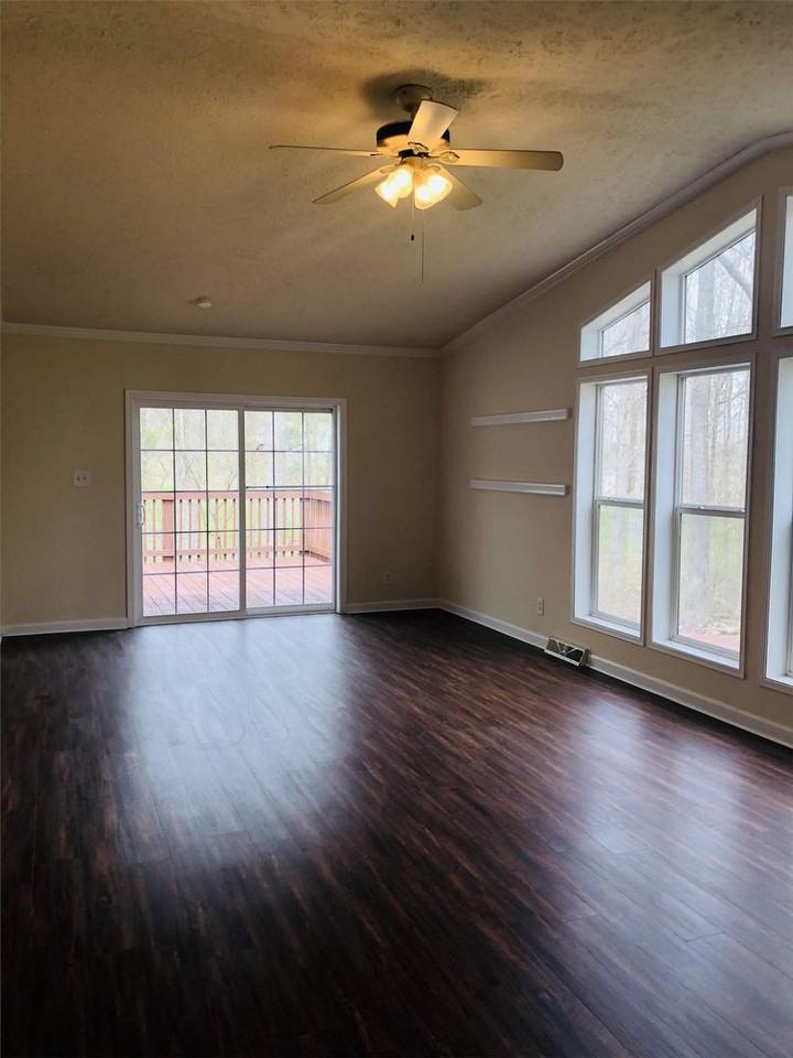 15109 Poplar Ct - Photo 3 of 33