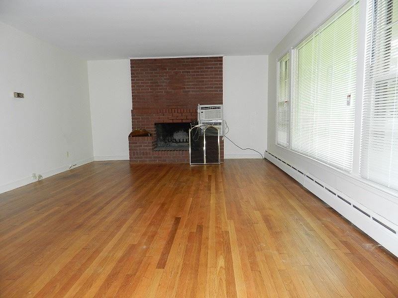 1290 Martine Ave - Photo 2 of 11