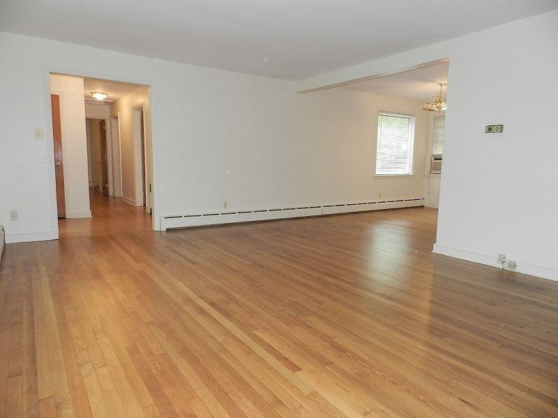 1290 Martine Ave - Photo 3 of 11