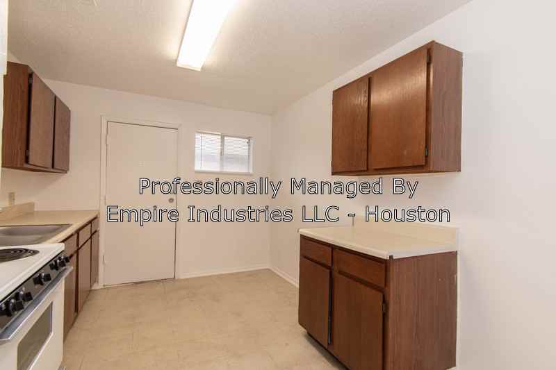 7815 Glass St - Photo 3 of 6