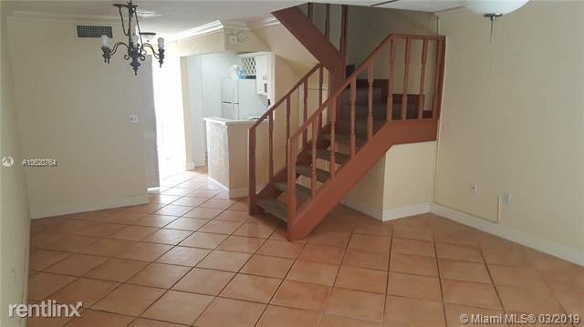 VILLAS OF PINECREST CONDO - Photo 2 of 9