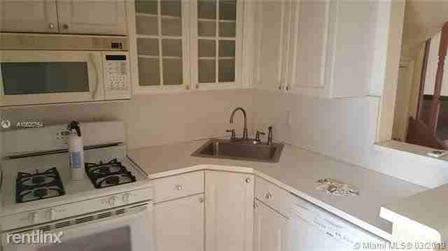 VILLAS OF PINECREST CONDO - Photo 3 of 9