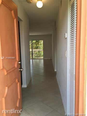 VILLAGE OF KINGS CREEK CO Apartments 7705 Camino Real, Glenvar