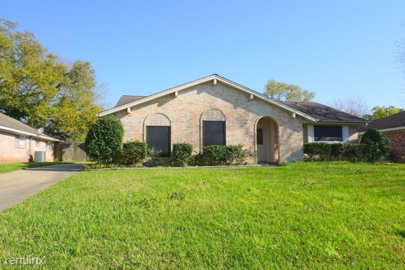 2104 Savanna Ct N - Photo 3 of 10