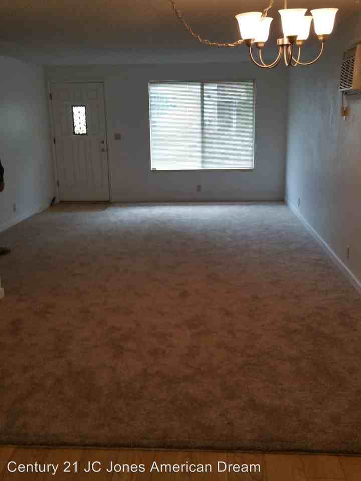 727 Brookside Cir - Photo 3 of 9