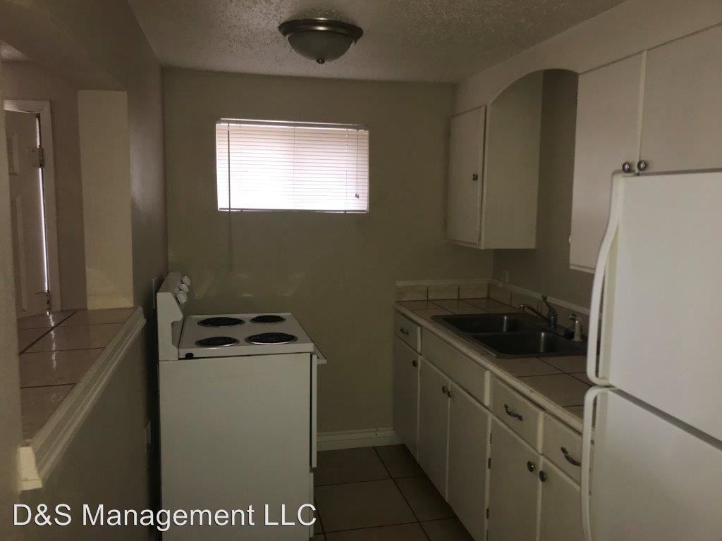 707 Ne 35th St - Photo 3 of 7