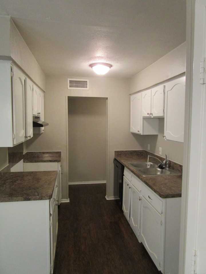 1514 Clearbrook St - Photo 3 of 9