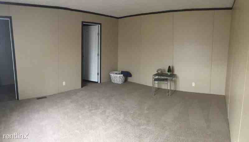 1062 Circle Dr - Photo 3 of 9