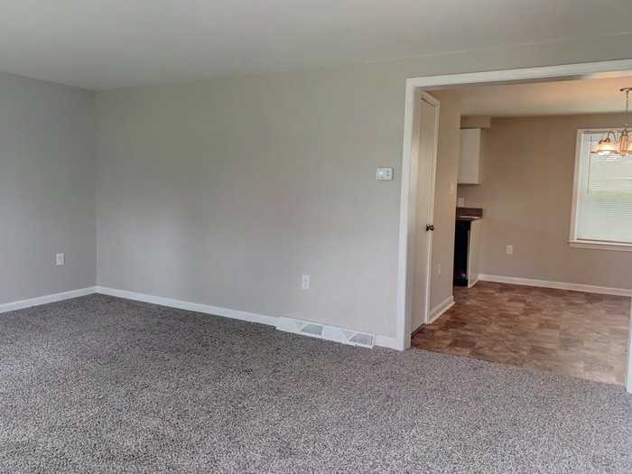 223 Villa Ave - Photo 3 of 12