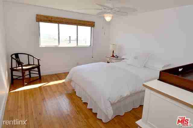 25121 Malibu Rd - Photo 3 of 6