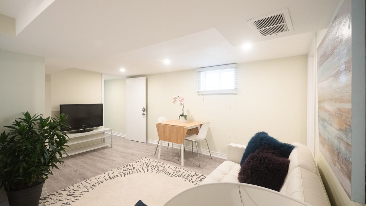 128 Lambton Avenue - Photo 7 of 9