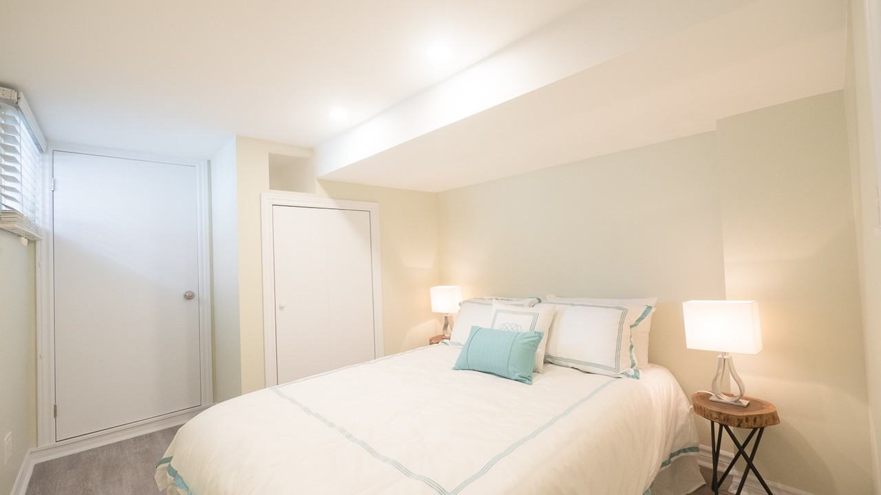 128 Lambton Avenue - Photo 6 of 9