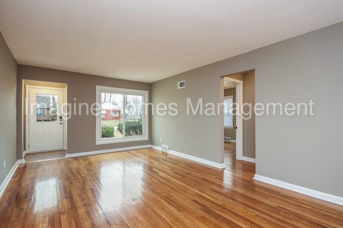 606 Oakmoor Ave - Photo 2 of 8