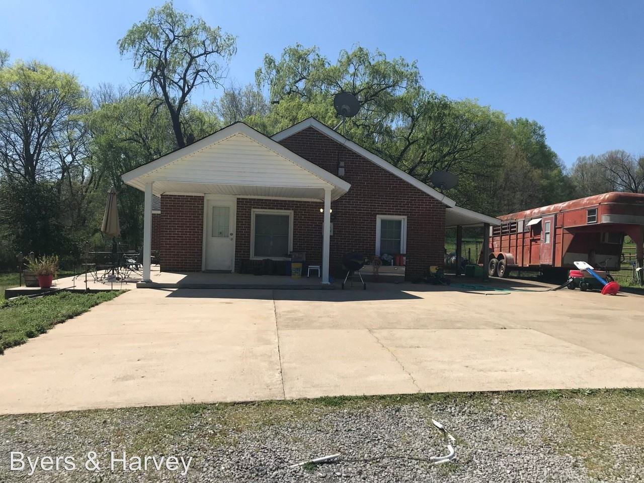 3224 Port Royal Rd - Photo 3 of 9