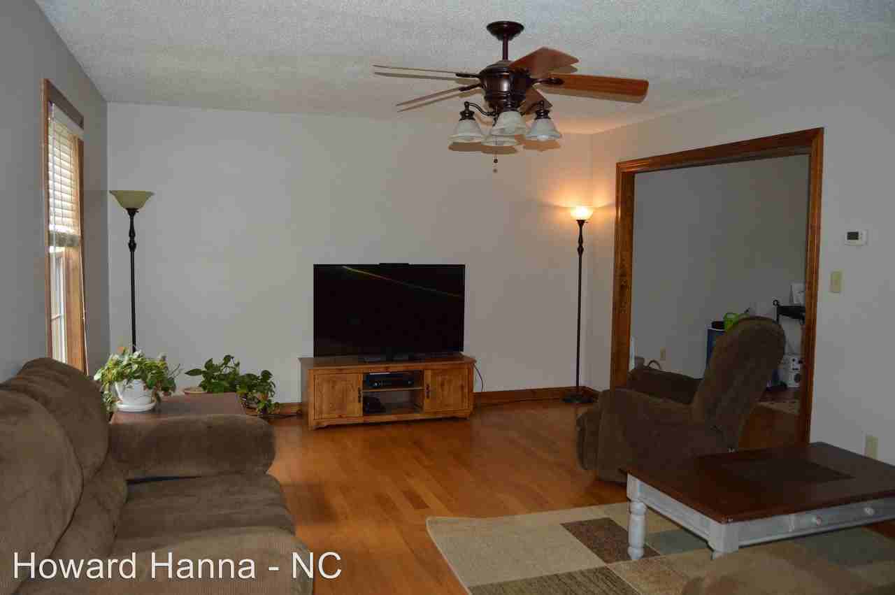 102 Robin Dr - Photo 2 of 16