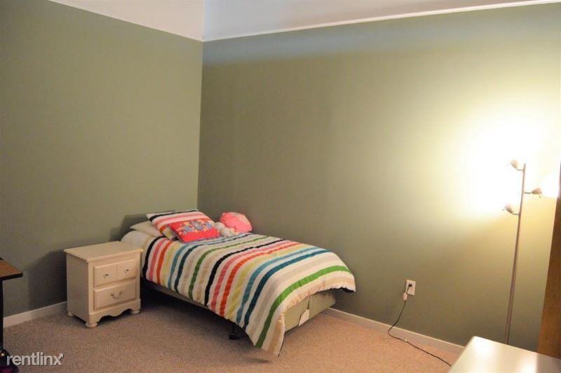 160 Fremont St - Photo 3 of 11