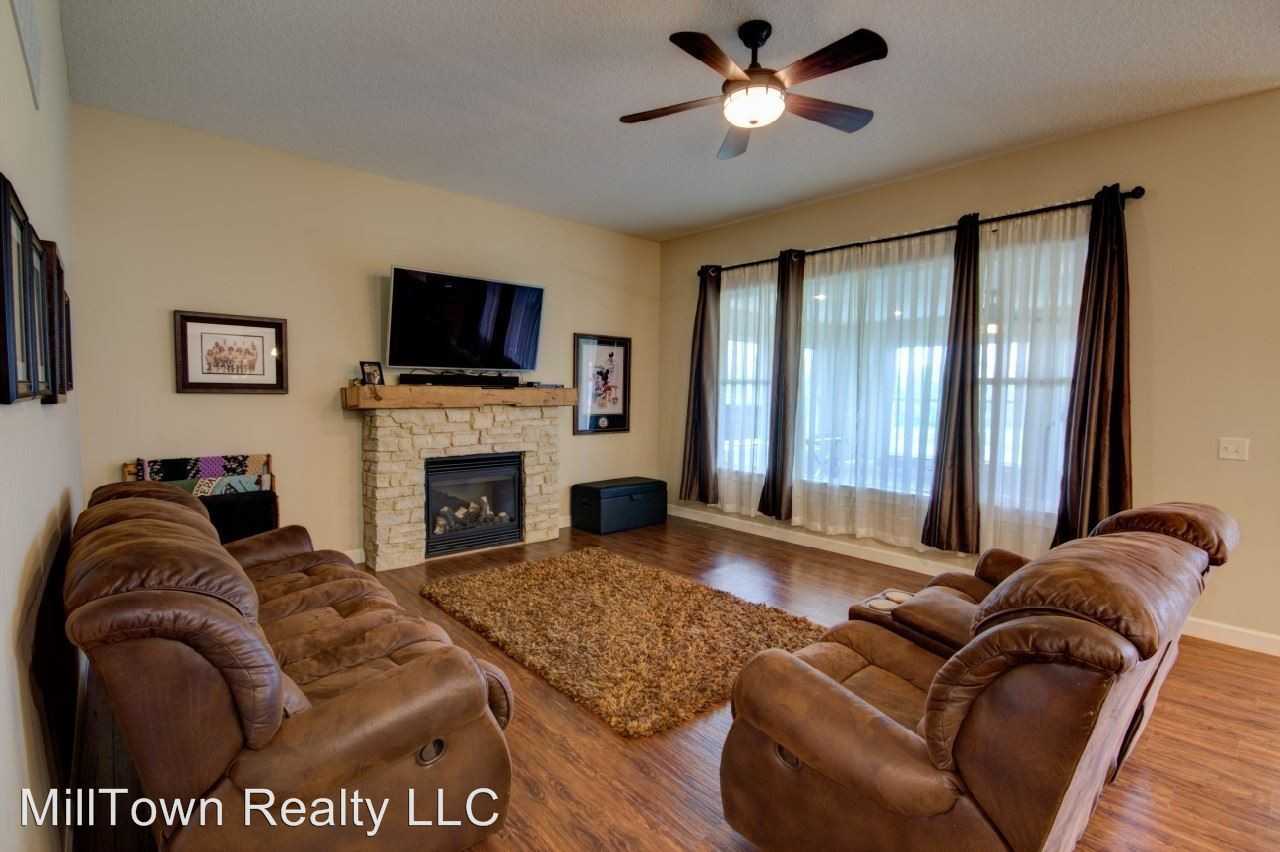 3414 Meadow Cir E - Photo 3 of 24