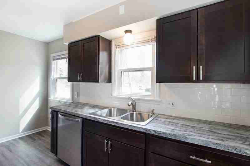 1657 Chamberlain Ave SE - Photo 3 of 22