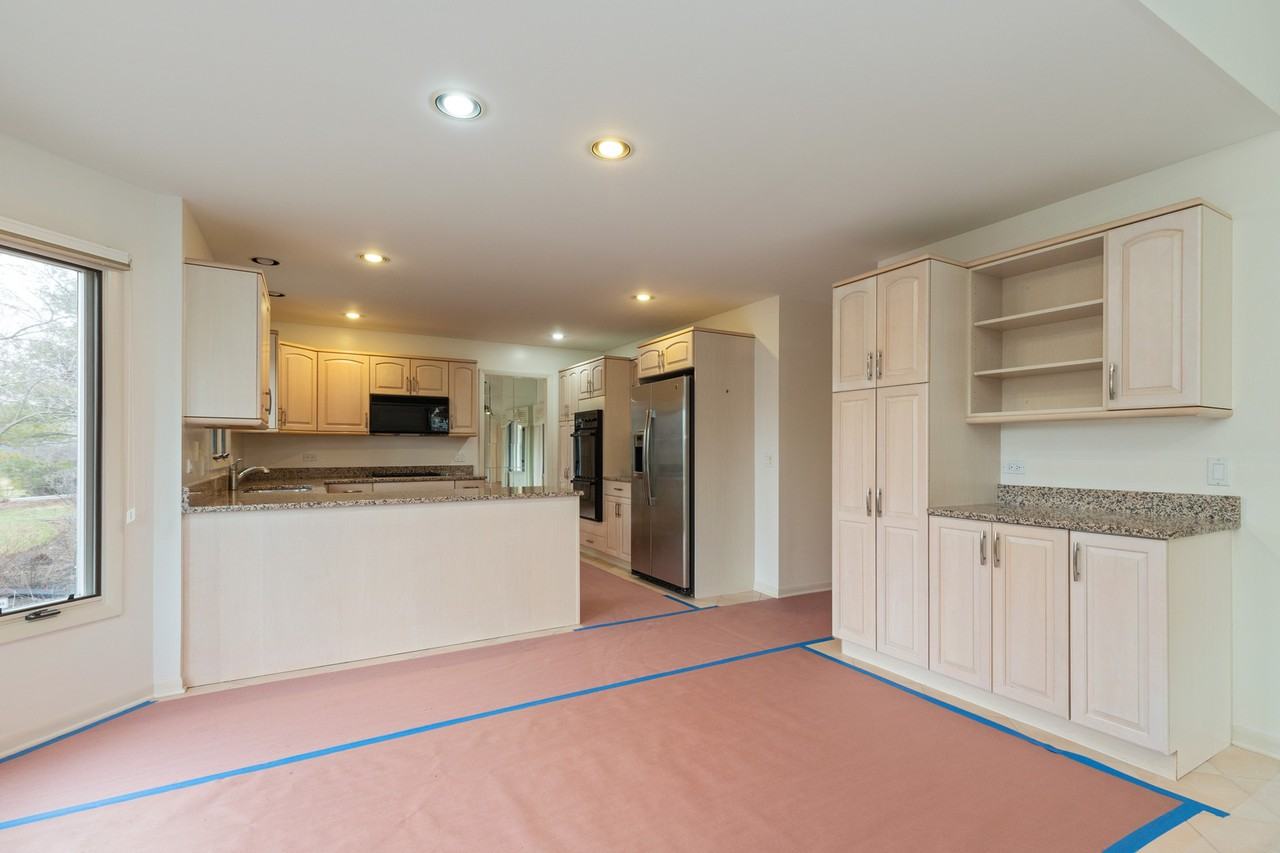 319 Rivershire Ct - Photo 3 of 10