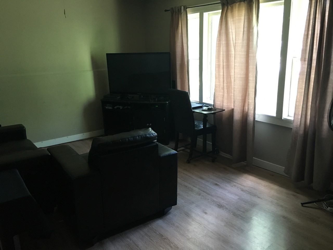 841 Queen St - Photo 2 of 8