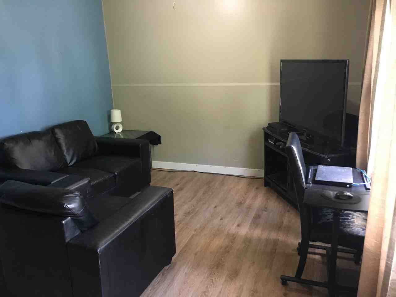 841 Queen St - Photo 3 of 8