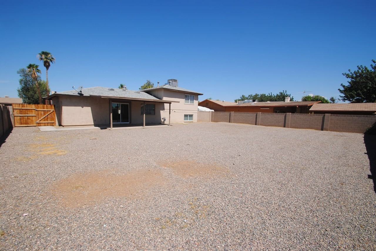 12621 N 37th Dr - Photo 2 of 10