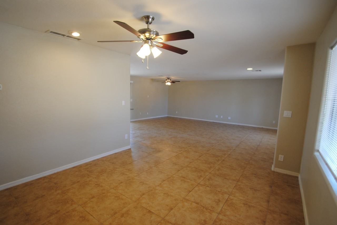 12621 N 37th Dr - Photo 3 of 10