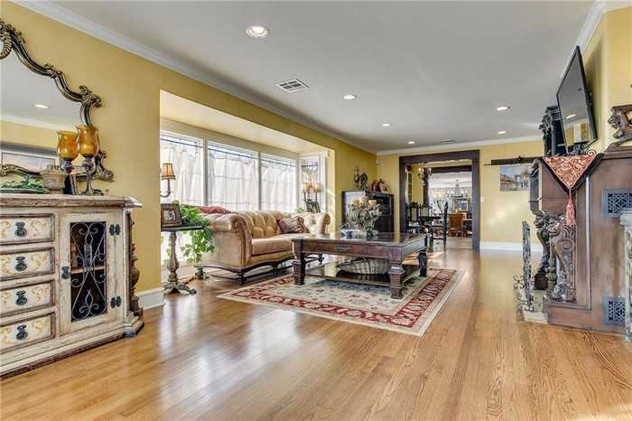 1819 Huntington Ave - Photo 3 of 50