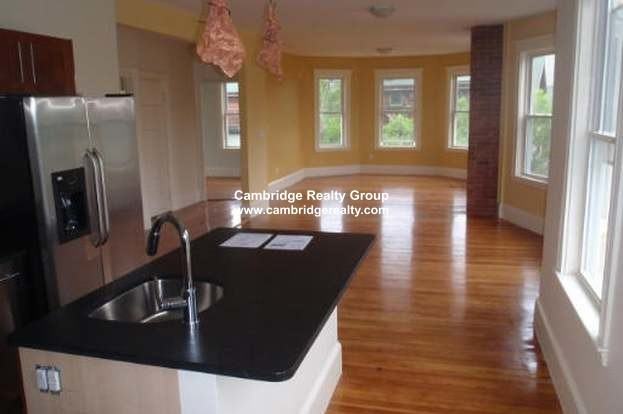 River St & Rockwell St