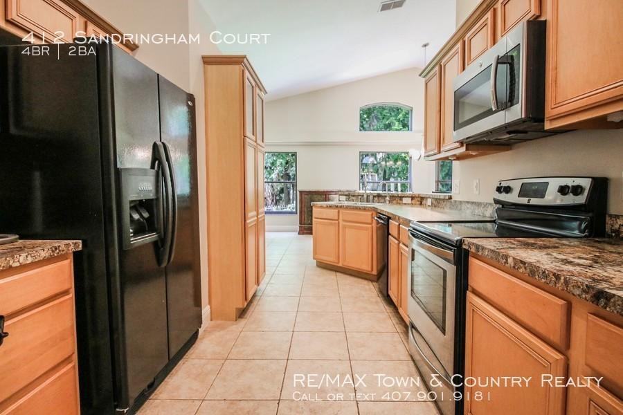 412 Sandringham Ct - Photo 3 of 27