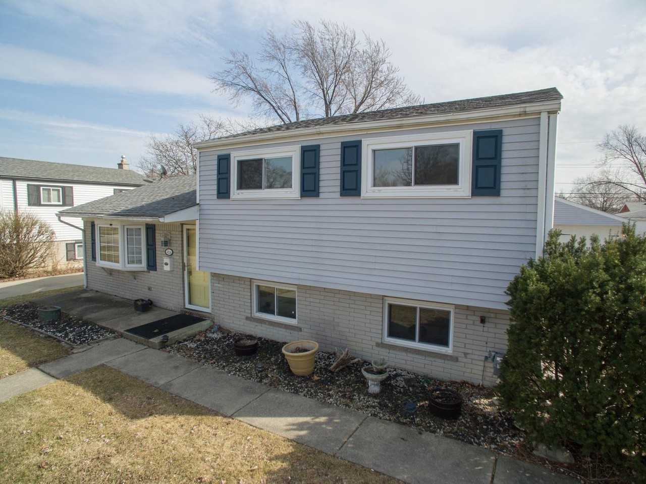 2226 Camel Dr - Photo 2 of 50