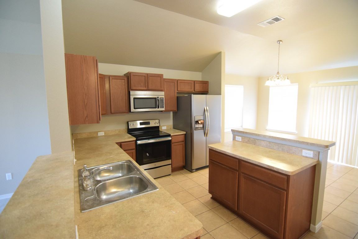 2417 Stoneham - Photo 5 of 15