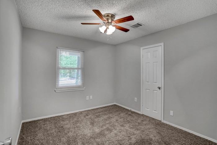 408 Shenandoah Rd N - Photo 2 of 12