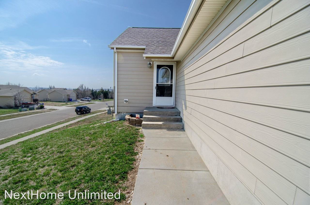 2123 Thompson Dr - Photo 2 of 32