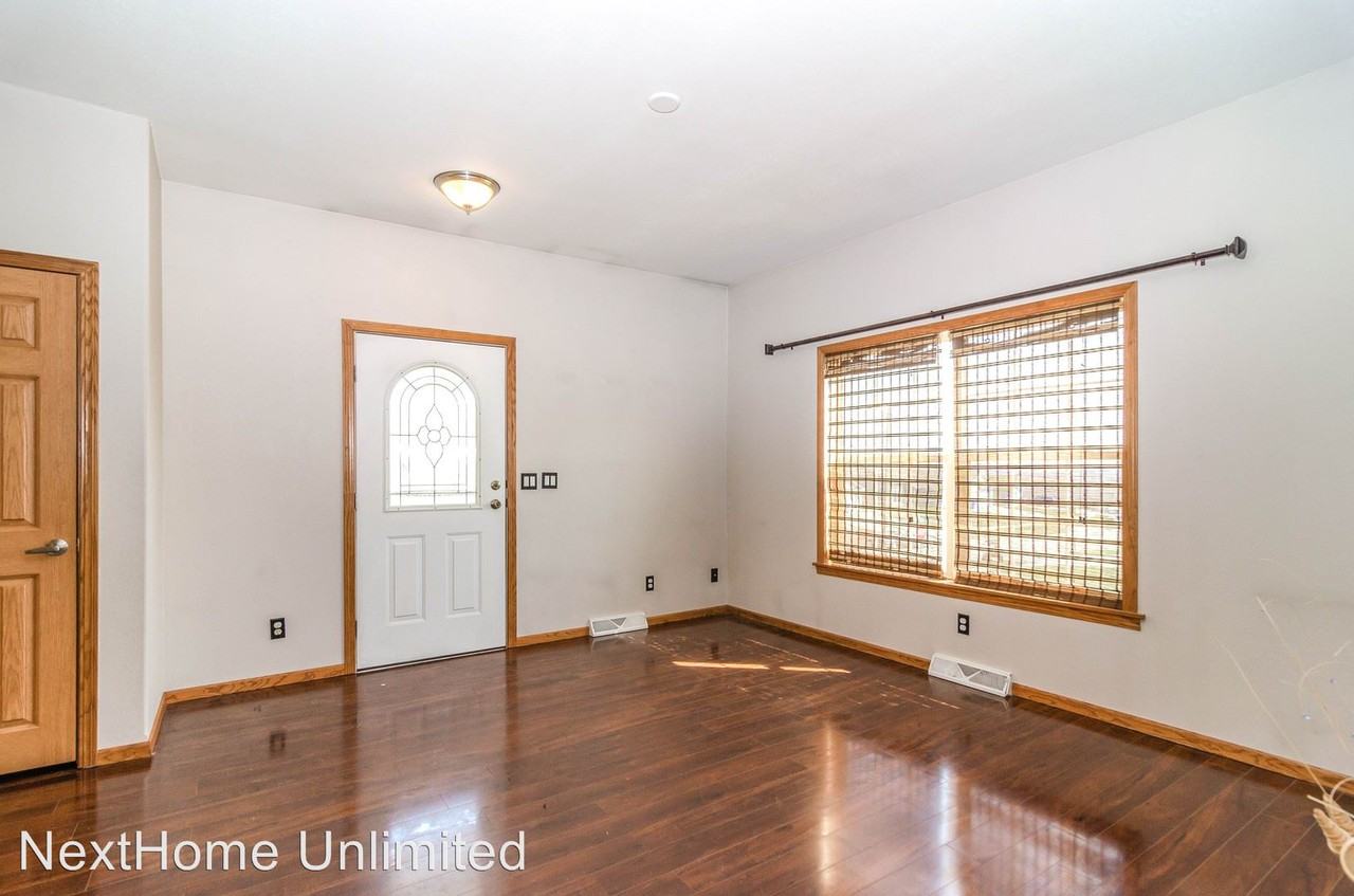 2123 Thompson Dr - Photo 3 of 32