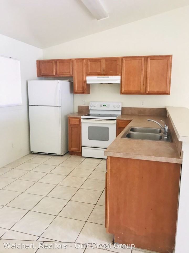 1525/1527 Gilbert Avenue South - Photo 3 of 9