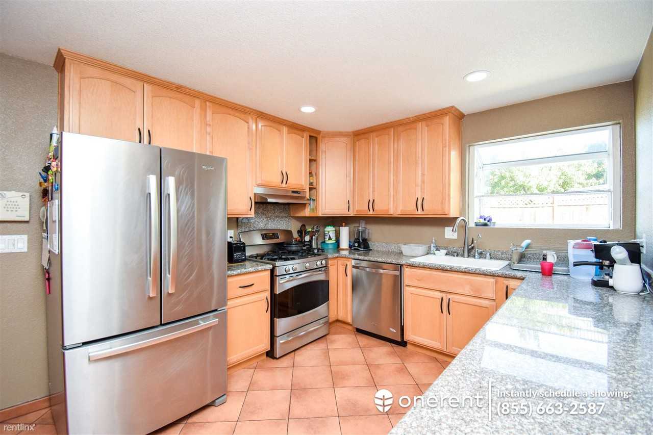 1324 Bertland Ct - Photo 3 of 18