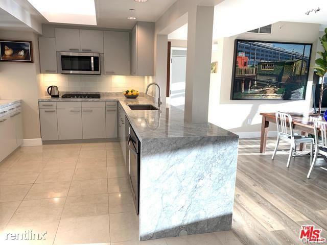 13600 Marina Pointe Dr - Photo 2 of 10