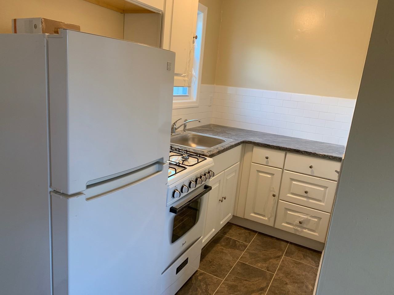 144 Bowne St - Photo 2 of 8